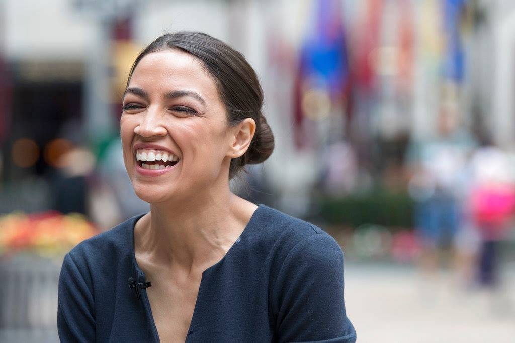 Alexandria Ocasio-Cortez le ganó a un congresista que ocupó la silla del distrito 14 de Nueva York por casi 20 años. AP