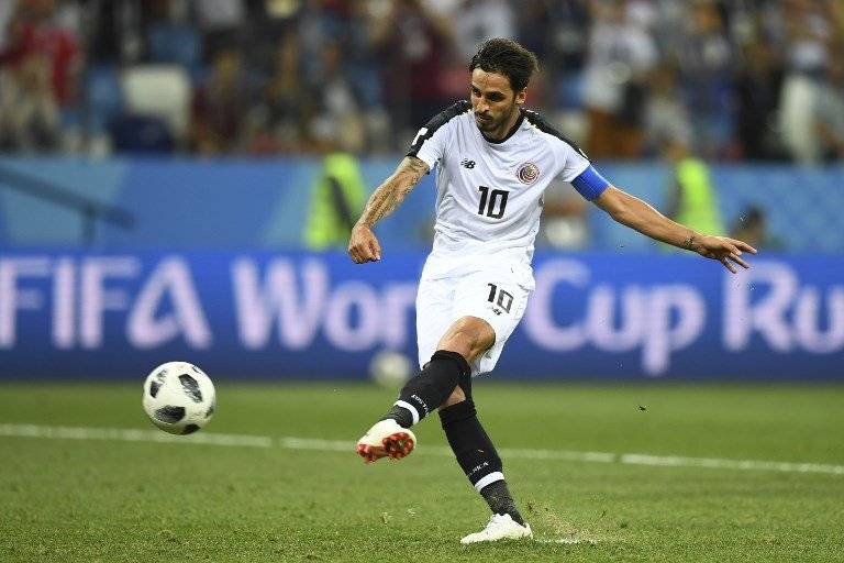 Momento en que Bryan Ruiz ejecuta el penal que le dio el empate a Costa Rica