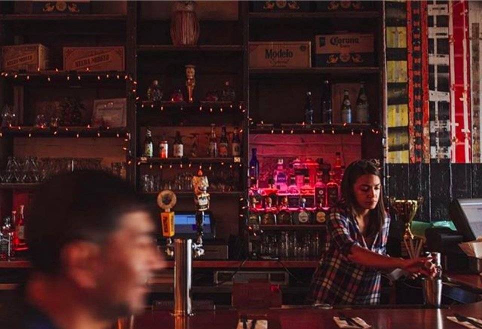 La candidata trabajó como bartender hace un año. Twitter