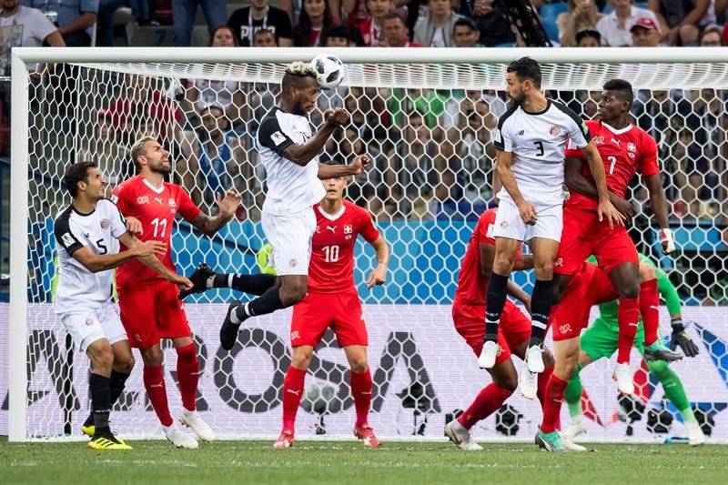 Momento en que Watson con un sólido cabezazo empató el partido para Costa Rica