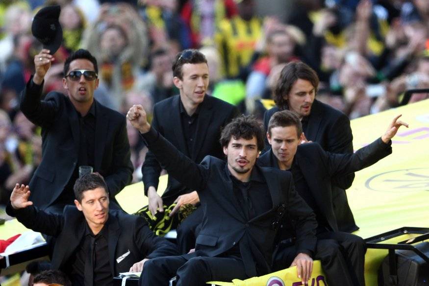 Barrios celebrando el título de la Bundesliga 2011-2012 con el Dortmund. Lewandowski, Perisic, Hummels, Subotic y Löwe lo acompañan / Foto: Getty Images