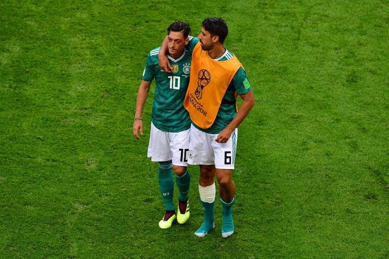Khedira consuela a Mesut Özil tras la eliminación germana