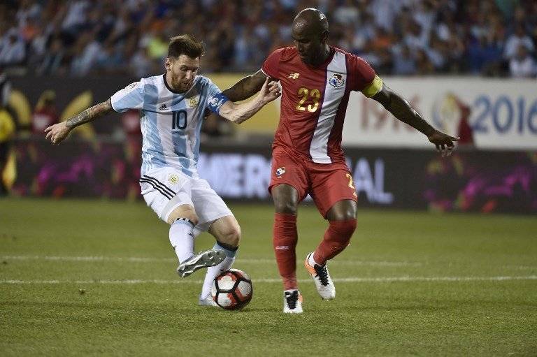 Felipe Baloy intenta contener a Lionel Messi en un partido entre Argentina y Panamá