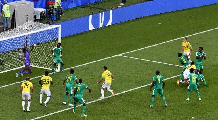 Imagen del momento en que Mina anota el gol de la victoria para Colombia