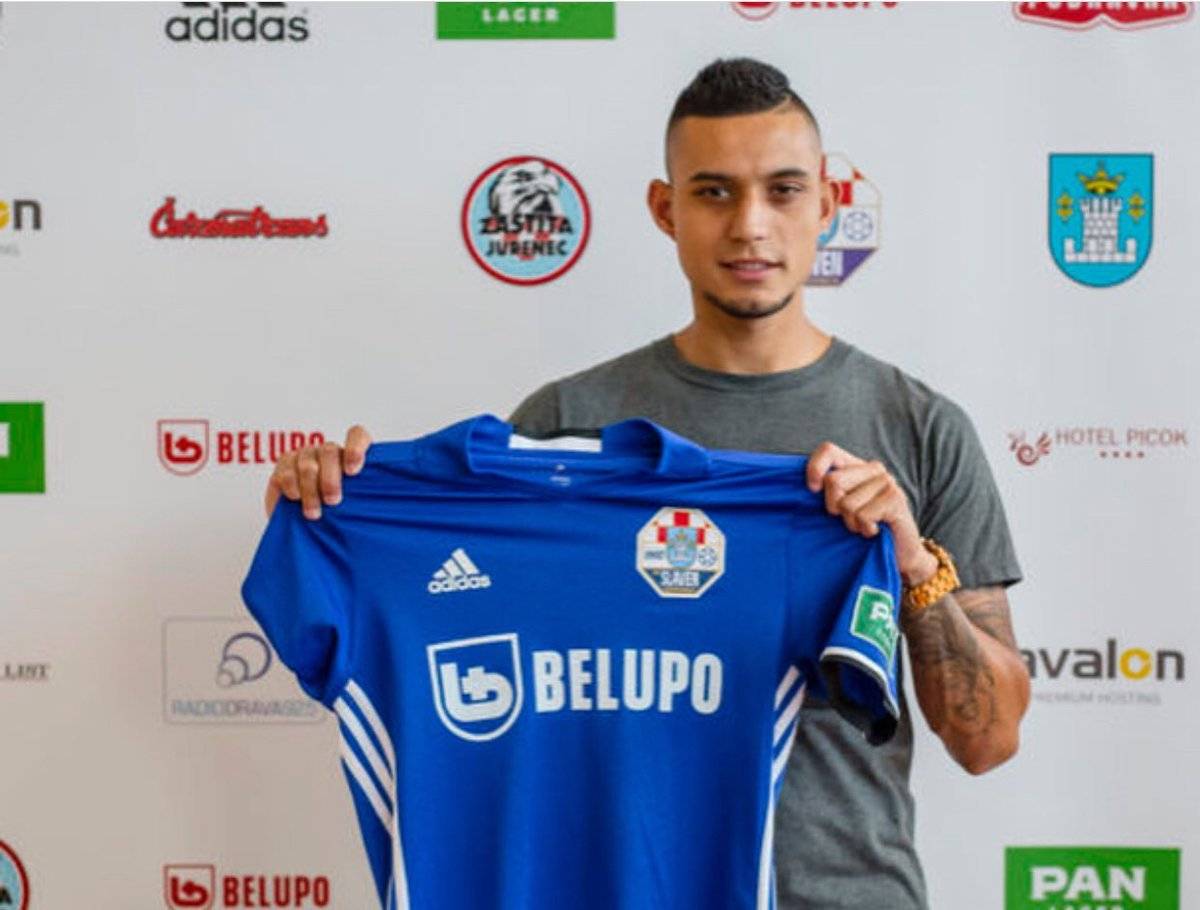 Jorge Aparicio posa con la nueva camiseta que ahora defenderá