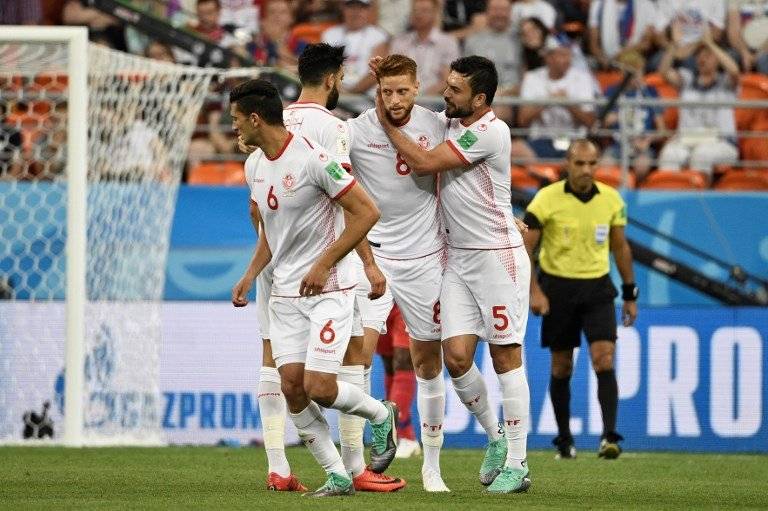 Ben Youssef es felicitado por sus compañeros tras su anotación