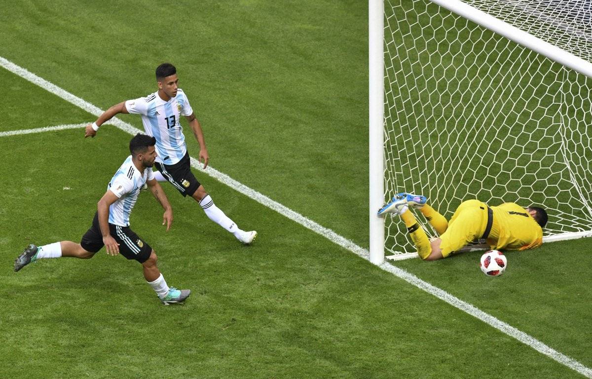Agüero marcó de último minuto