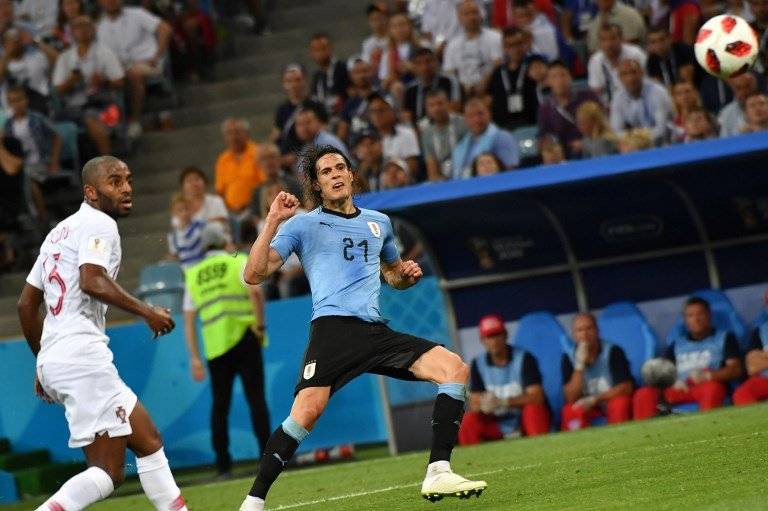 Momento en que Cavani define y marca el segundo tanto para los uruguayos