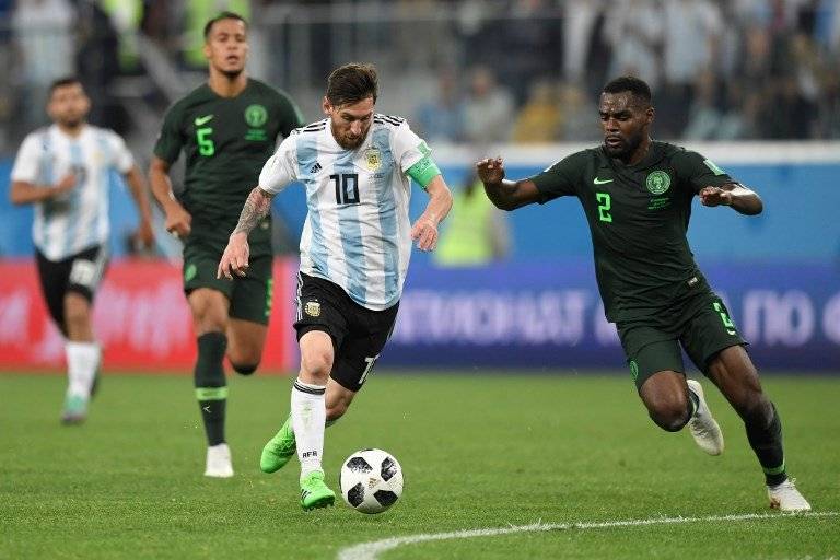 Messi trata de dejar la marca de un nigeriano