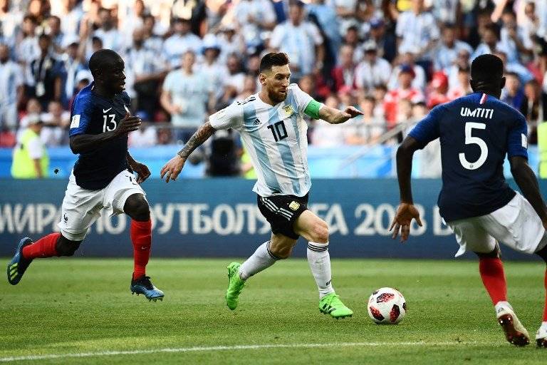 Messi conduce el balón en el partido ante Francia