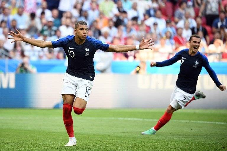 Mbappé celebra con todo uno de sus goles ante Argentina