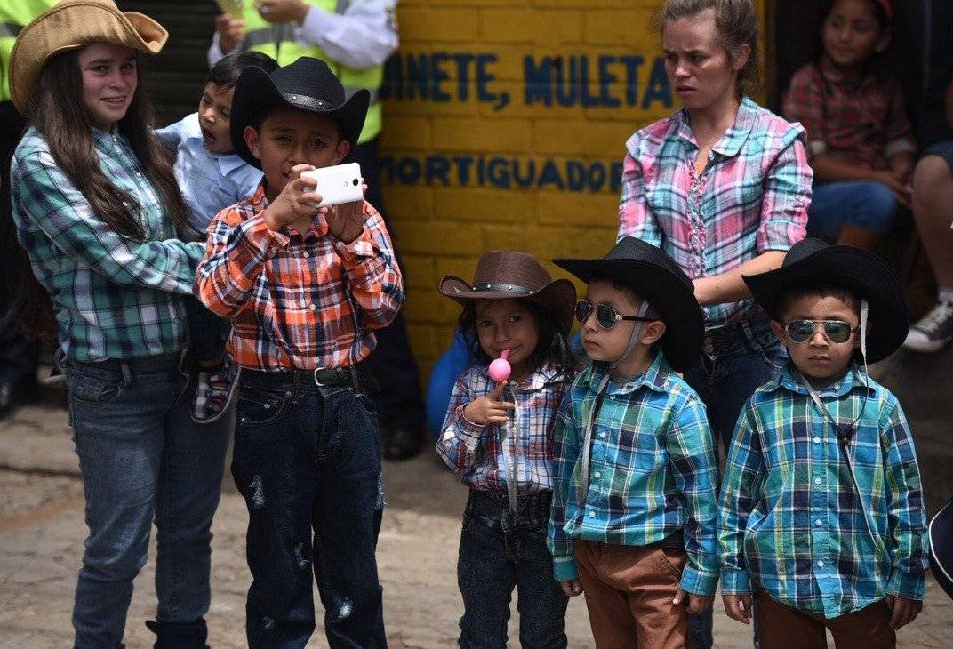 Niños disfrutan de un domingo diferente junto a sus familias.