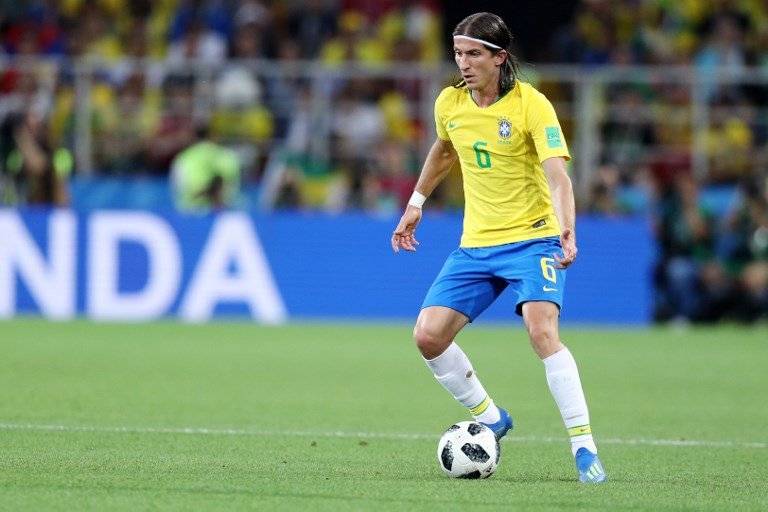 Filipe Luis con la posesión del balón