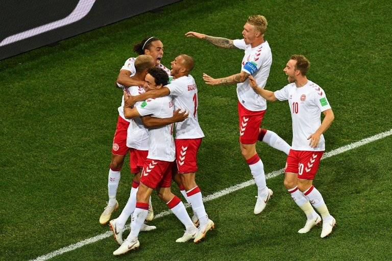 Los jugadores daneses se abrazan tras el gol de Jorgensen