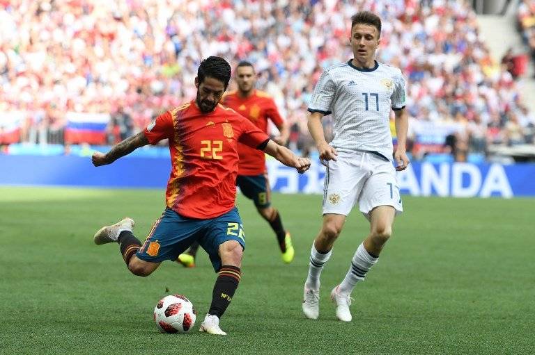 Isco hace un centro durante el partido ante Rusia