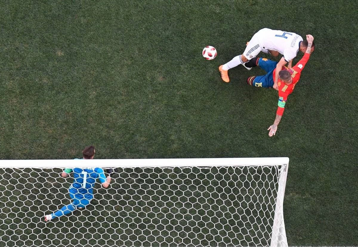 La pelota topa en la pierna de Ignashévich y desvía la trayectora