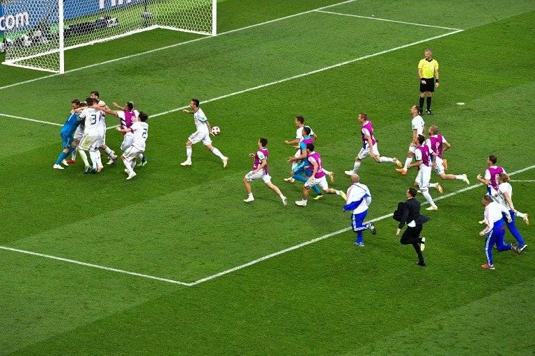 Los jugadores rusos corren para celebrar su clasificación hacia los cuartos de final