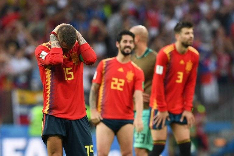 El capitán de España, Sergio Ramos, se lamenta luego de la eliminación de España