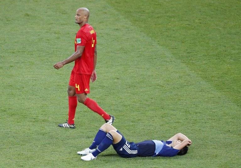 El japonés Gen Shoji llora la eliminación de su selección, mientras Vincent Kompany camina