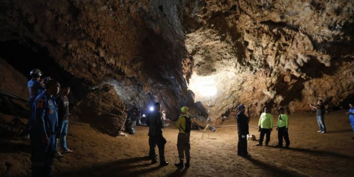 Encuentran con vida a los doce niños y al entrenador de fútbol que estaban perdidos hace más de una semana en una cueva en Tailandia