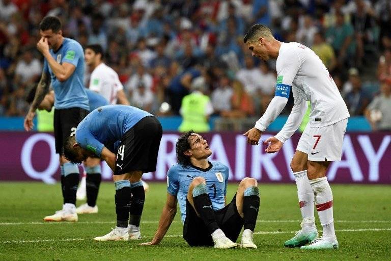 Cavani sobre el suelo en el partido ante Portugal