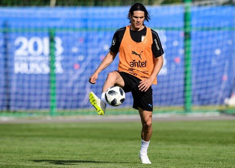 Cavani domina un balón en un entreno de Uruguay