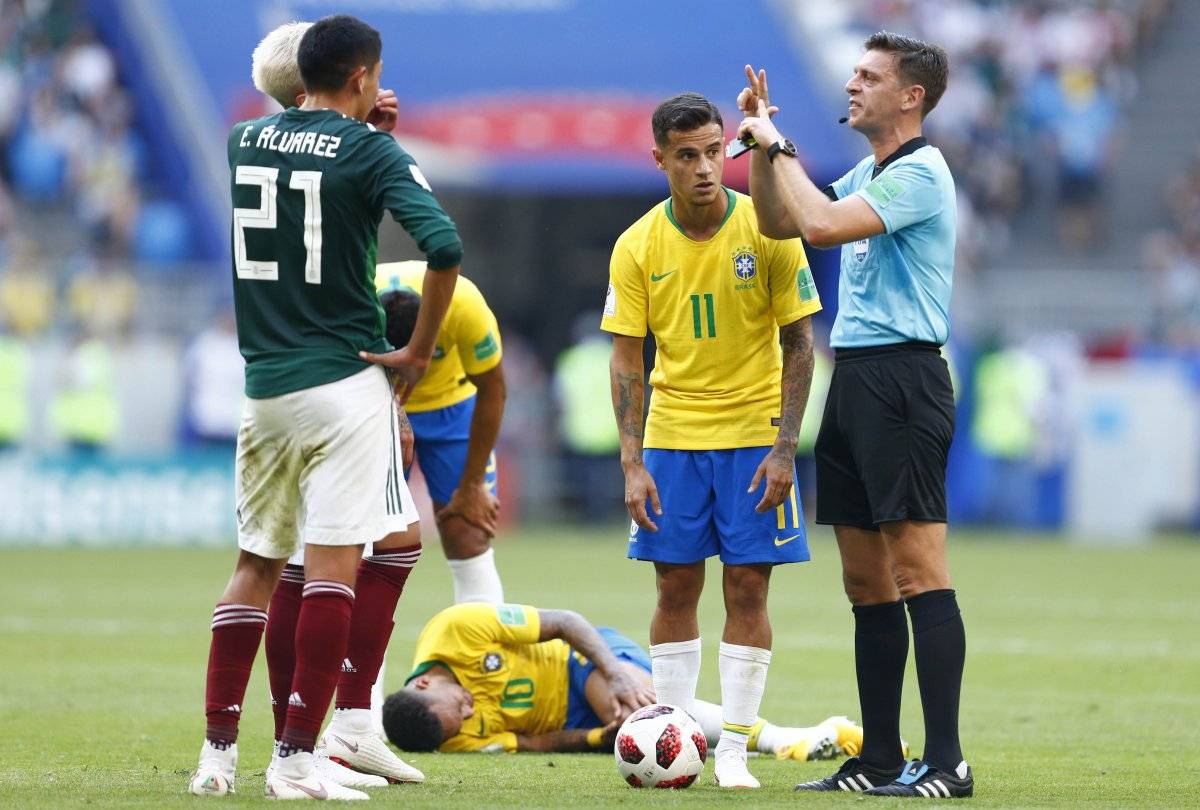 El árbitro Gianluca Rocchi fue muy criticado por Osorio