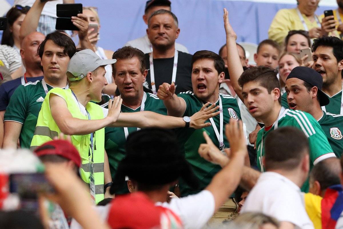 Peleas en el partido de México vs Brasil