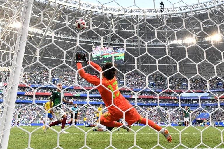 Ochoa ataja el disparo de un jugador brasileño