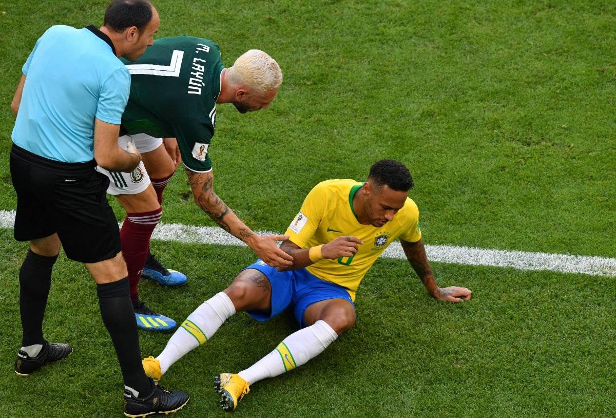 Neymar perdió tiempo tras ser golpeado por Miguel Layún