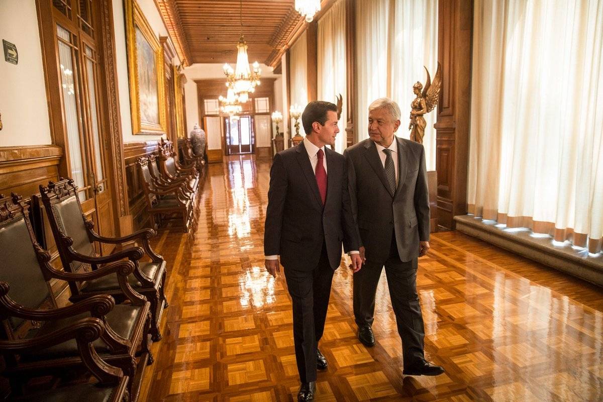 Recibimiento de AMLO al llegar a Palacio Nacional para reunirse con Peña Nieto