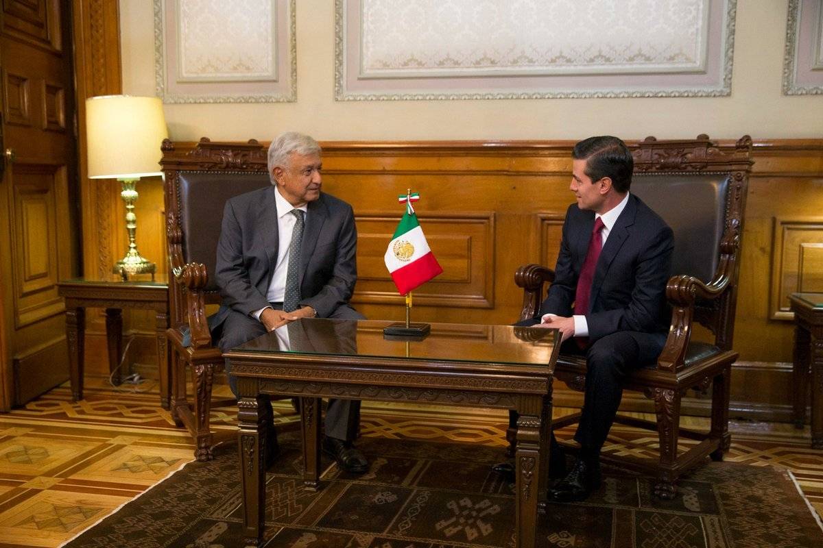 Recibimiento de AMLO al llegar a Palacio Nacional para reunirse con Peña Nieto