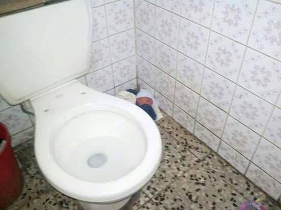 Bebé abandonada en baño