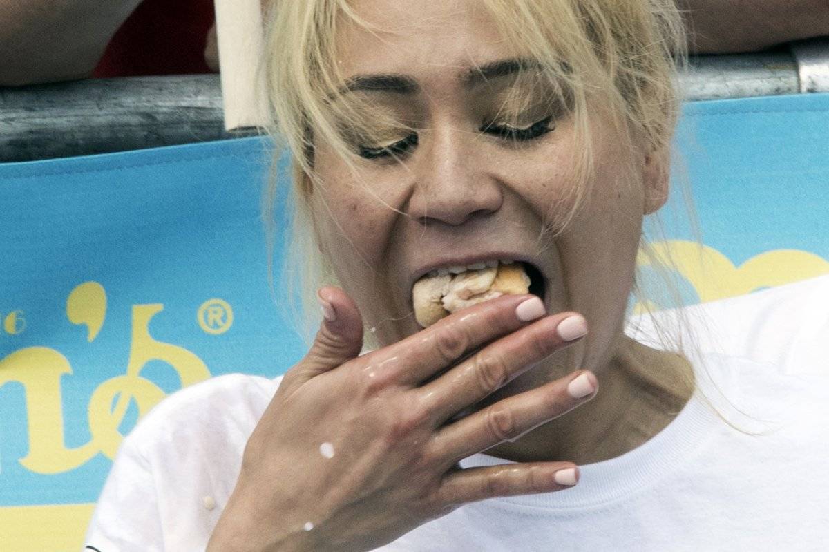 Niki Sudo devoró 37 hot dogs y ganó el concurso por quinta vez
