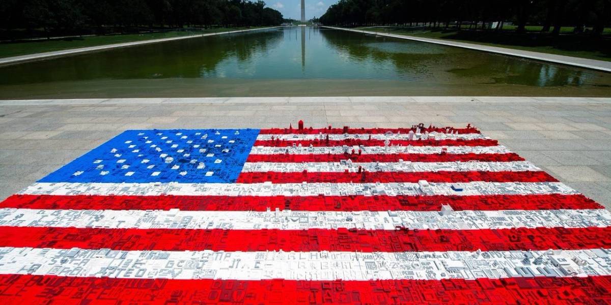 Lego celebra el 4 de Julio creando una gigantesca bandera de los Estados Unidos, hecha completamente de bloques