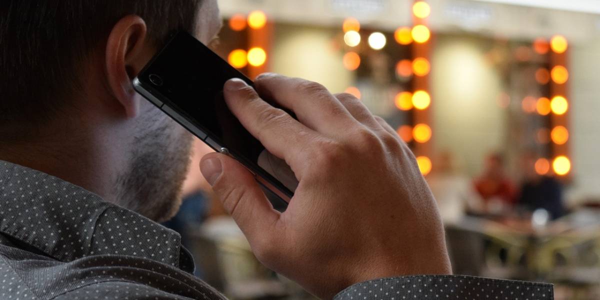 Tu smartphone no graba tus conversaciones, pero hace algo mucho peor