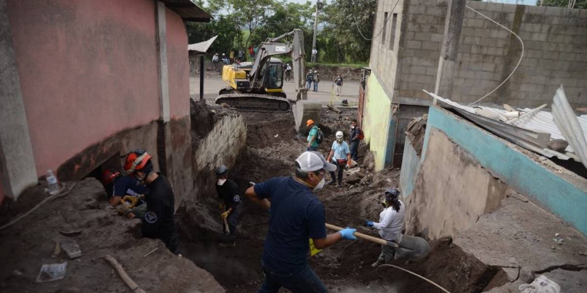 Volcán de Fuego aumentó su actividad y generó varias explosiones Volcán de Fuego aumentó su actividad y generó varias explosiones