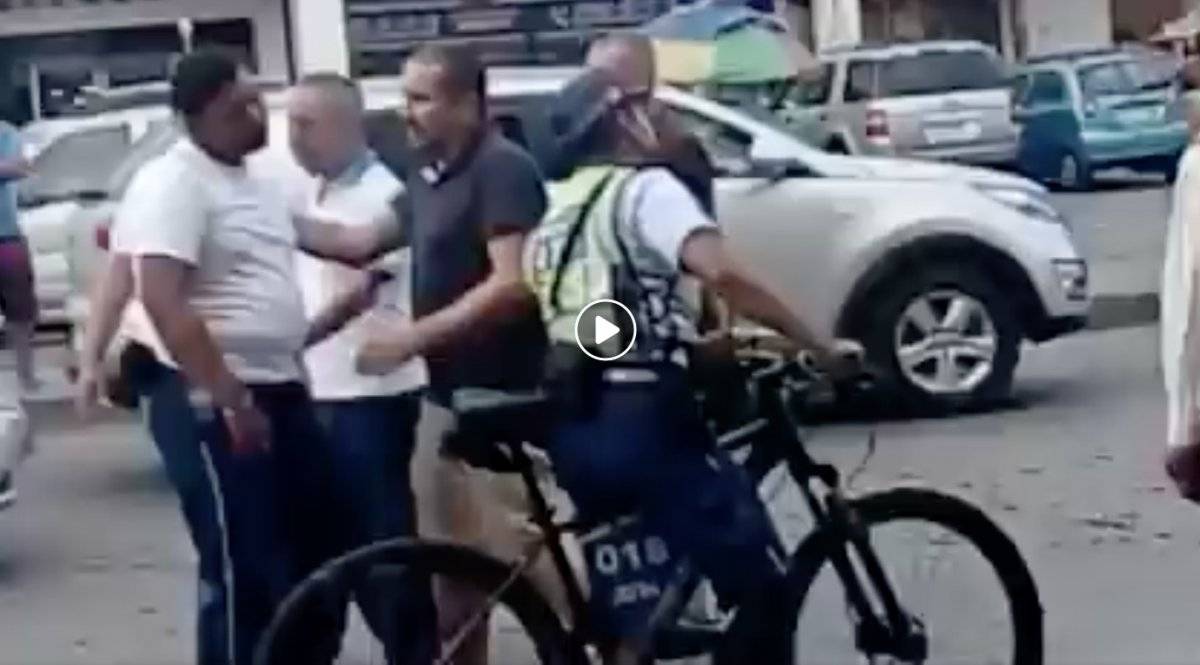 Pelea entre un agente de la ATM y chofer se vuelve viral