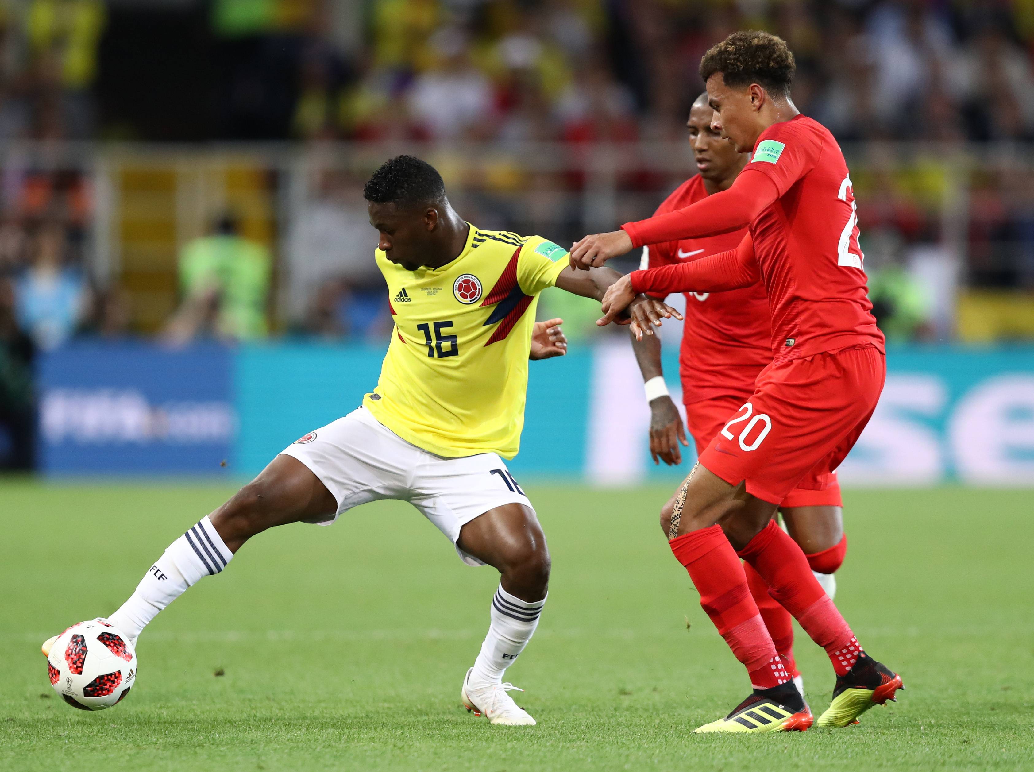 Colombianos hacen recolección de firmas para reclamar ante la FIFA decisiones arbitrales en el partido contra Inglaterra Colombianos hacen recolección de firmas para reclamar ante la FIFA decisiones arbitrales en el partido contra Inglaterra