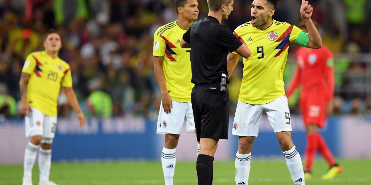 Colombianos hacen recolección de firmas para reclamar ante la FIFA decisiones arbitrales en el partido contra Inglaterra