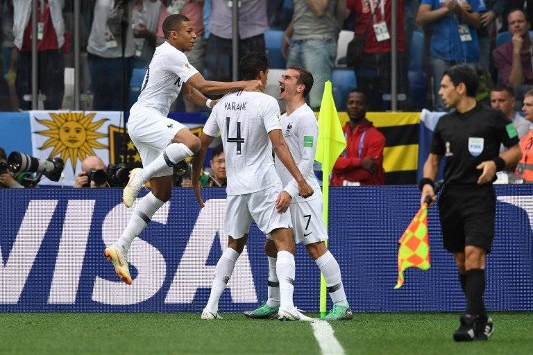 La celebración de Varane y Mbappé con Griezmann tras su gol