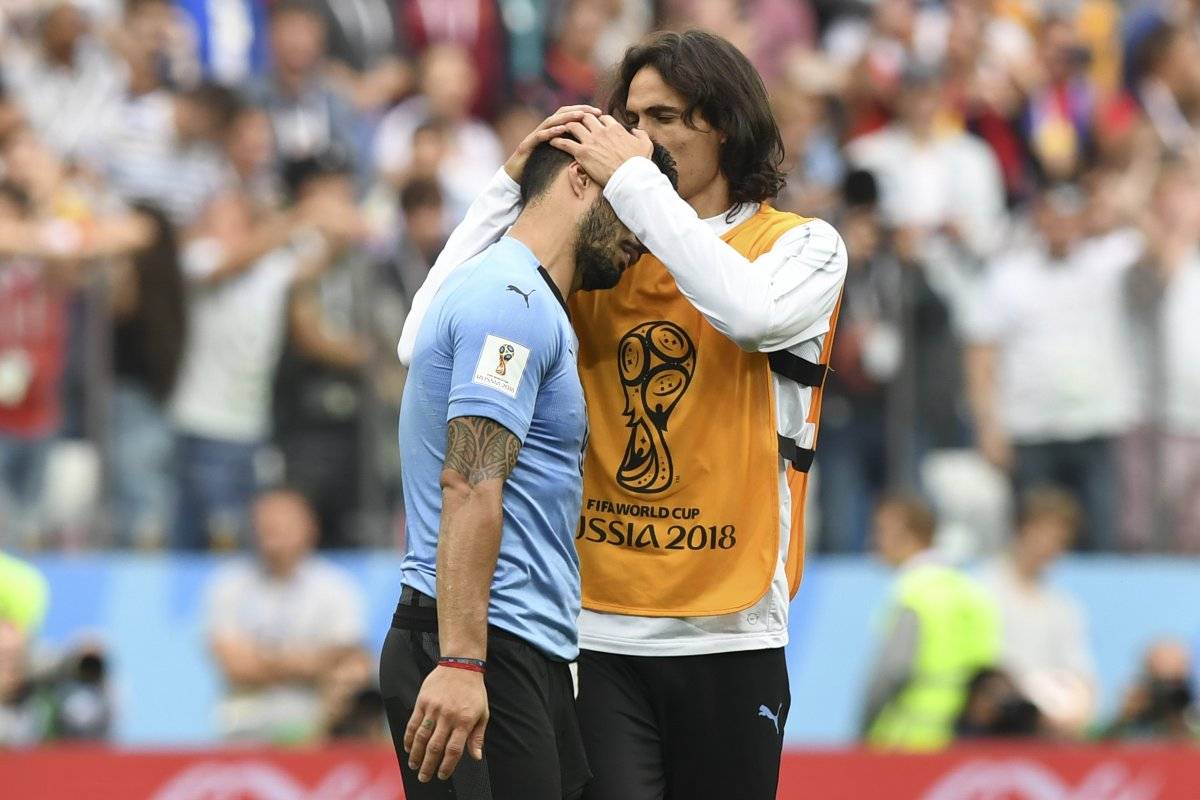 Cavani consuela a Suárez