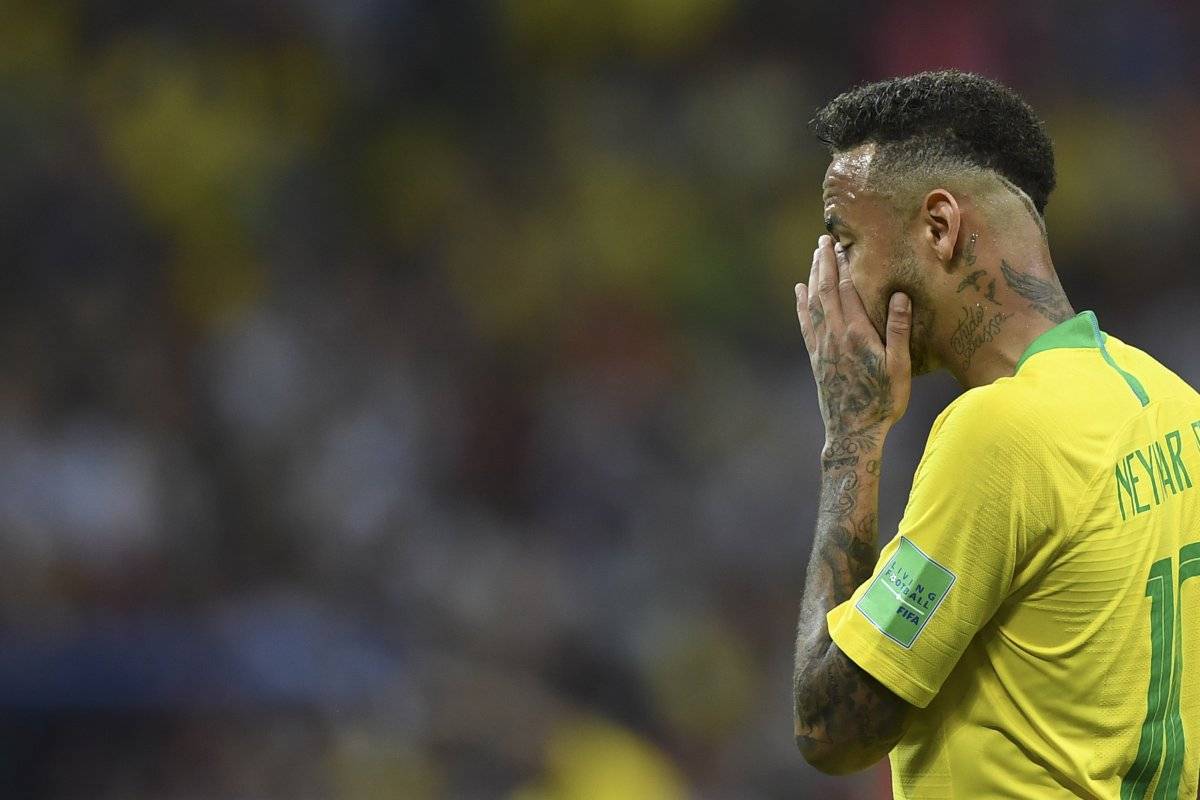 Neymar se lamenta tras la eliminación