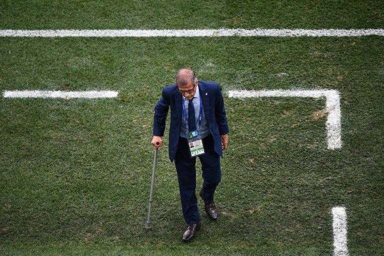Tabárez en el momento que abandona el terreno de juego, tras finalizado el partido