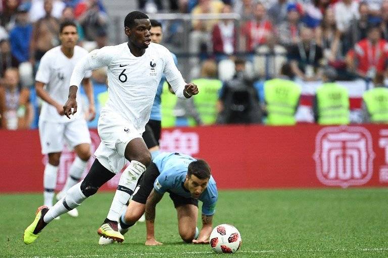 Paul Pogba conduce el balón durante el juego ante Uruguay