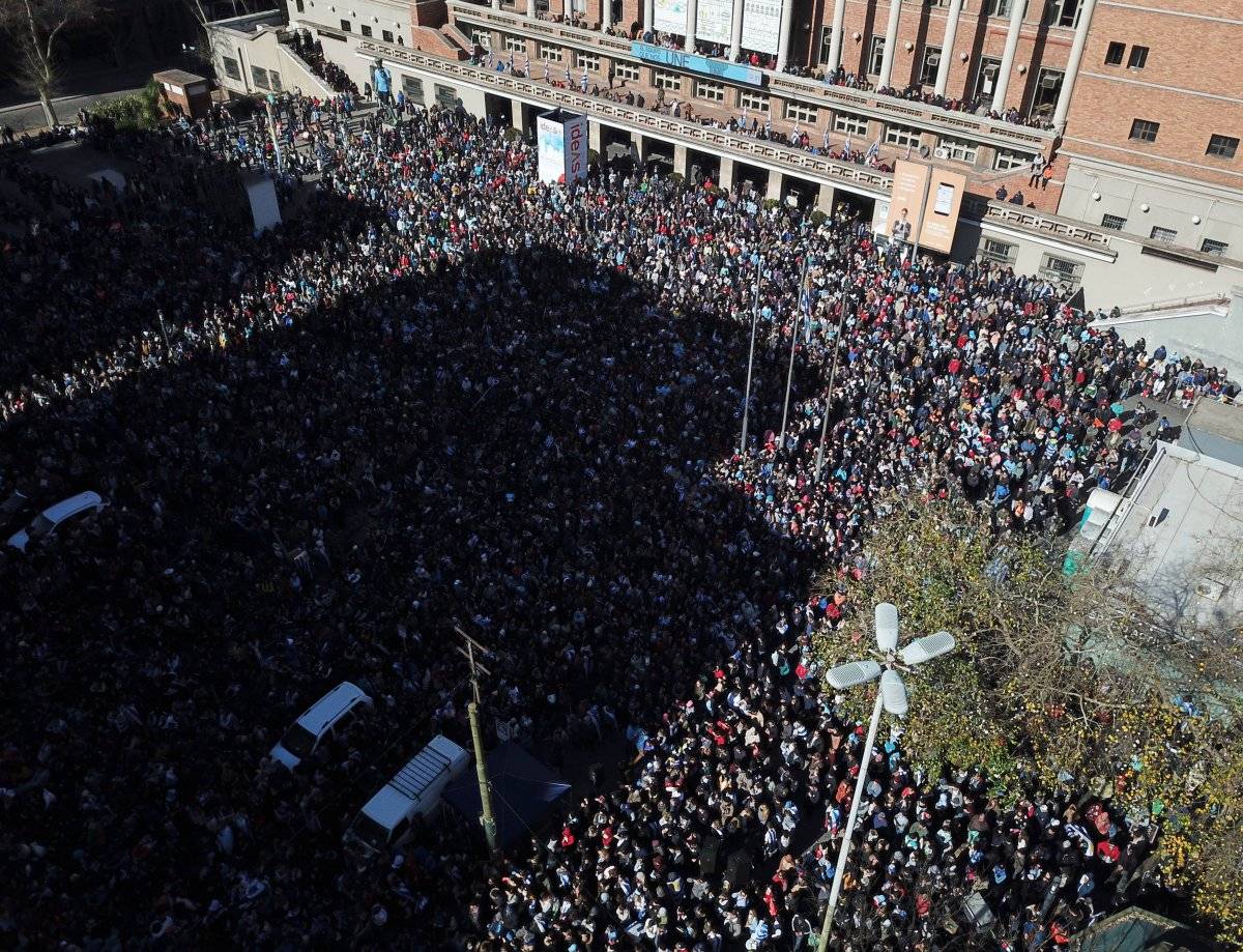 Aficionados uruguayos se concentraron en el Ayuntamiento en Motevideo