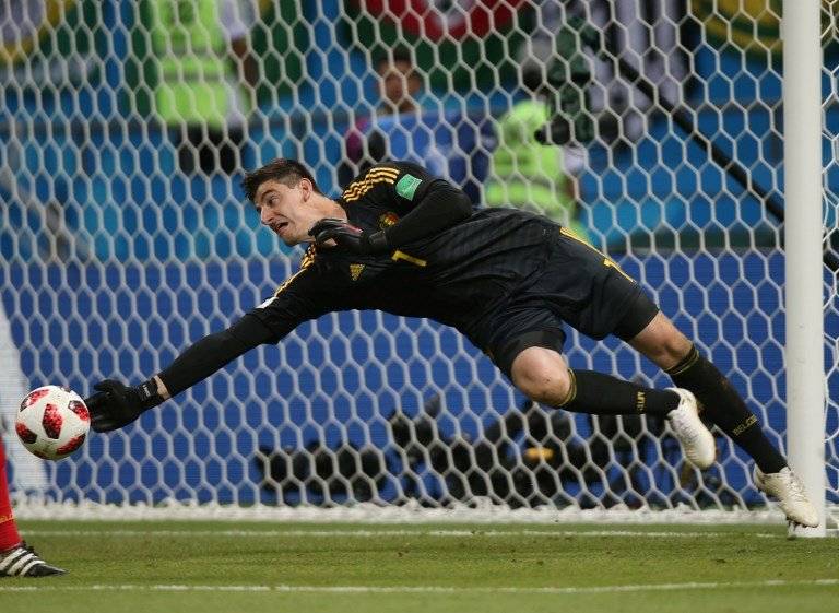 Courtois se estira para desviar el balón con uno de sus brazos