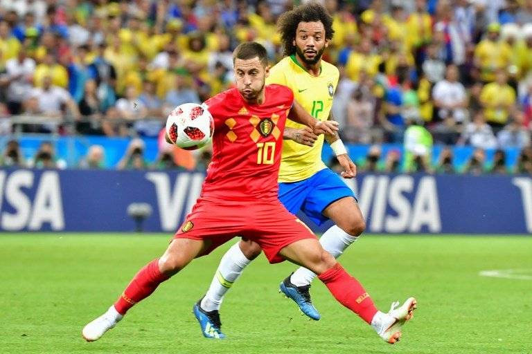 Eden Hazard domina el balón ante la presencia de Marcelo