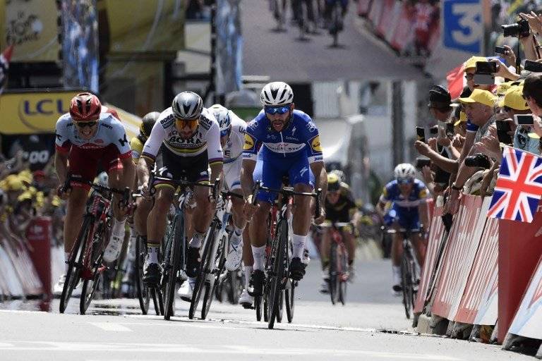 Gaviria en el primer lugar del pelotón multicolor