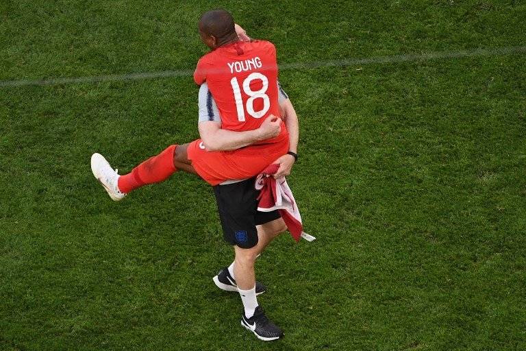 Ashley Young celebra el triunfo con un compañero